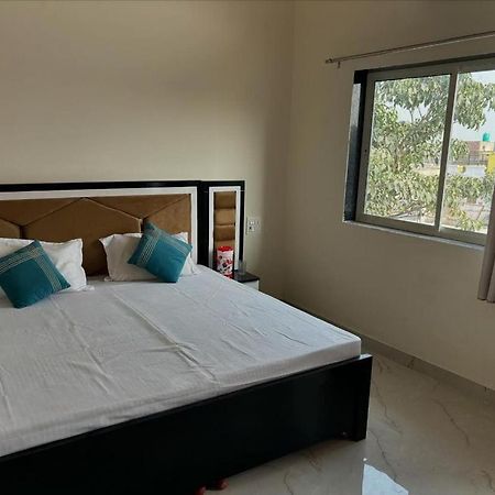 Maa Gayatri Dham Hotel วรินดาวัน ภายนอก รูปภาพ