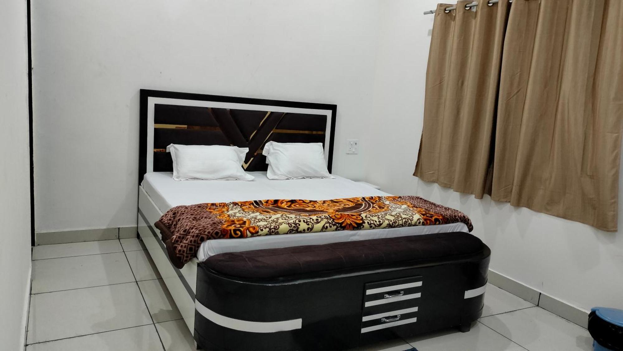 Maa Gayatri Dham Hotel วรินดาวัน ภายนอก รูปภาพ