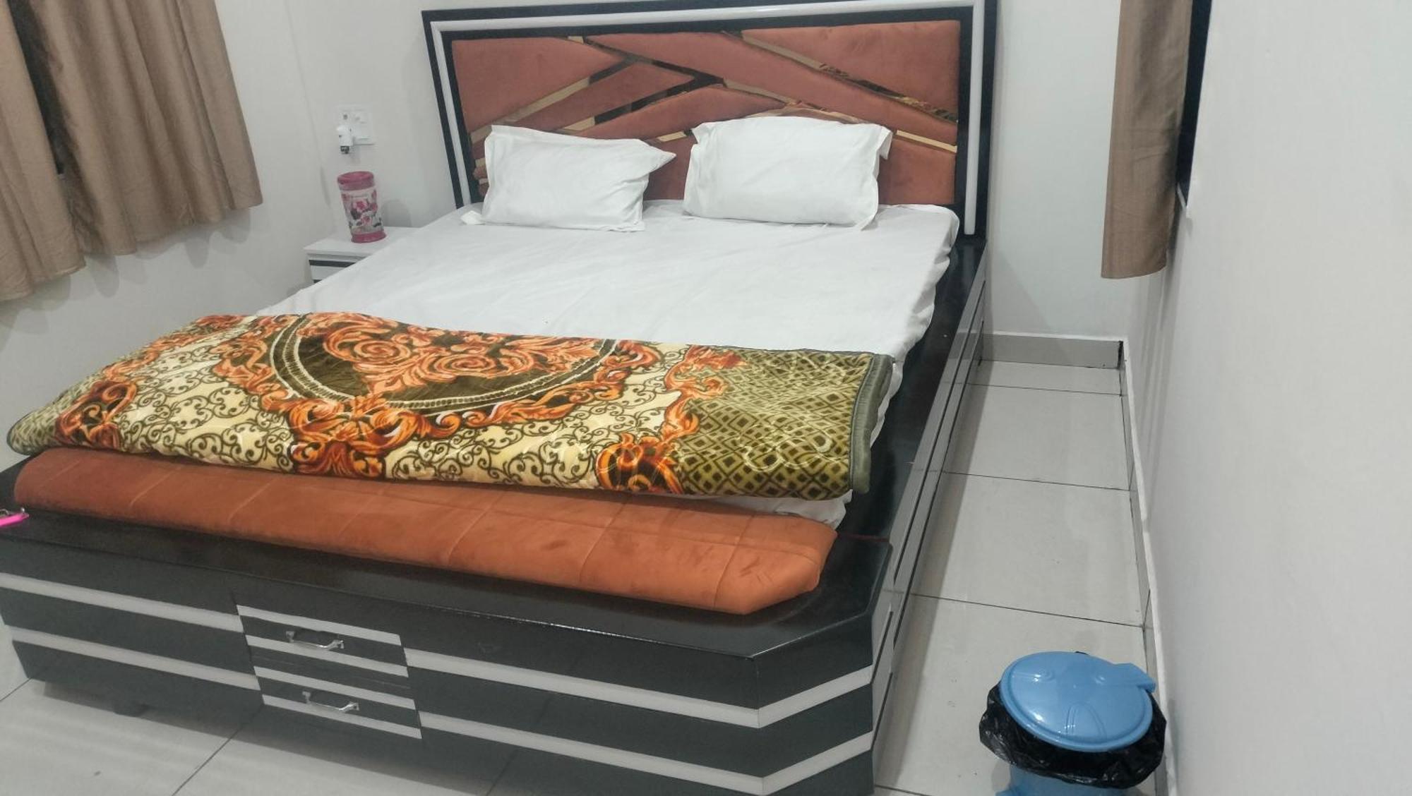 Maa Gayatri Dham Hotel วรินดาวัน ภายนอก รูปภาพ