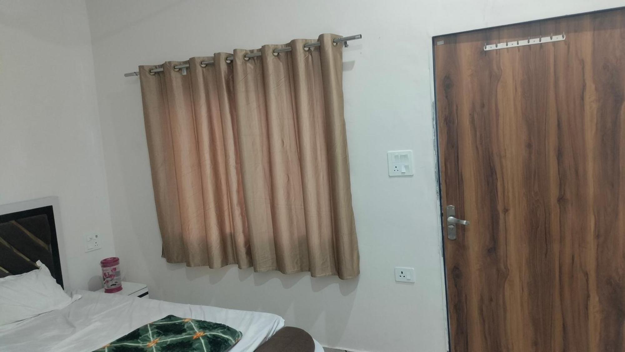 Maa Gayatri Dham Hotel วรินดาวัน ภายนอก รูปภาพ