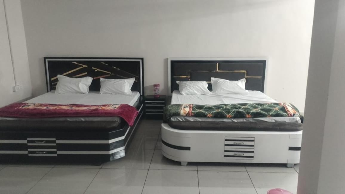 Maa Gayatri Dham Hotel วรินดาวัน ภายนอก รูปภาพ