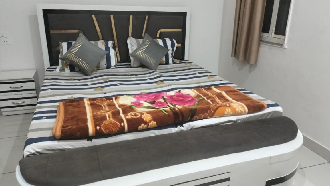 Maa Gayatri Dham Hotel วรินดาวัน ภายนอก รูปภาพ