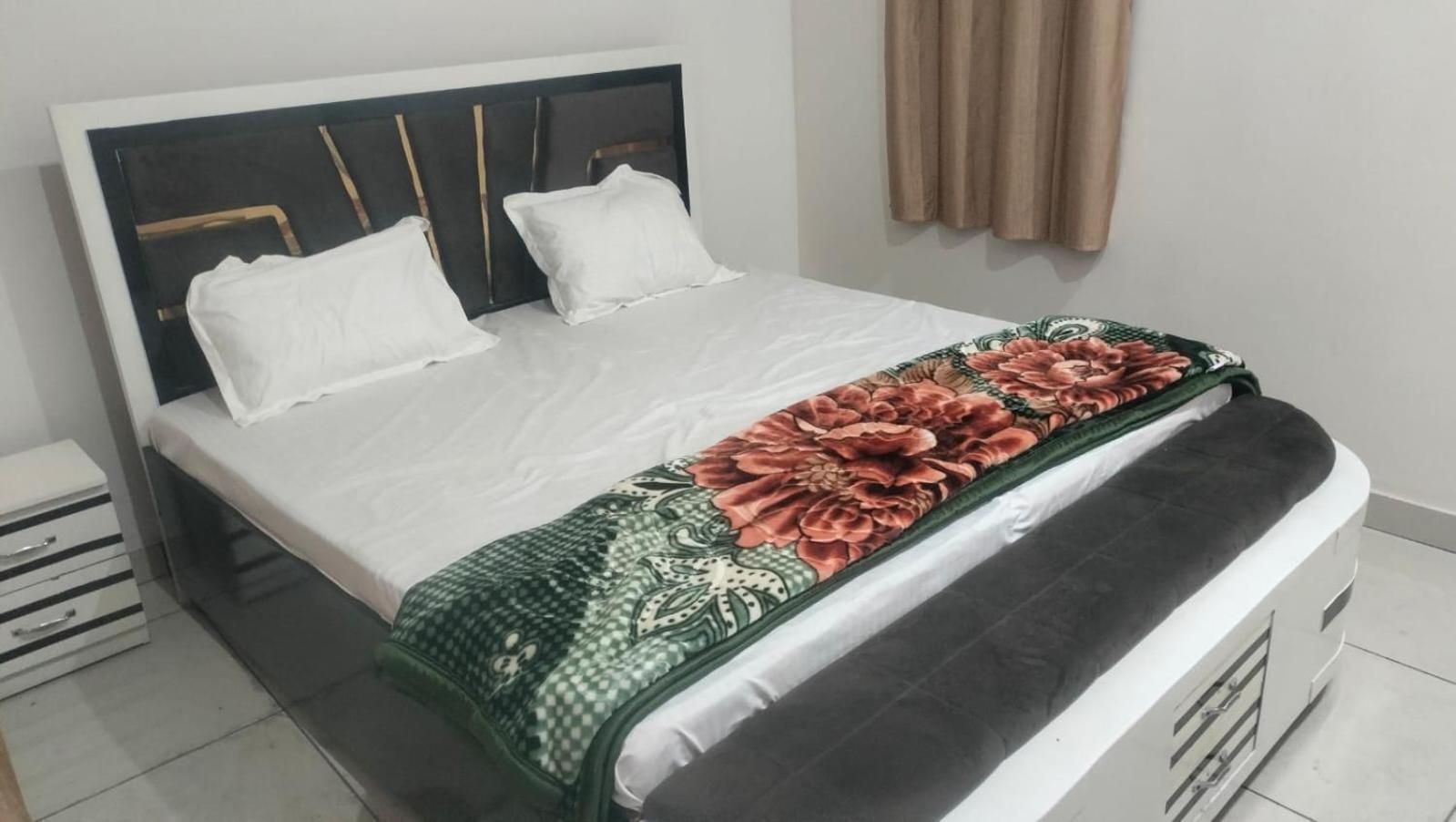 Maa Gayatri Dham Hotel วรินดาวัน ภายนอก รูปภาพ