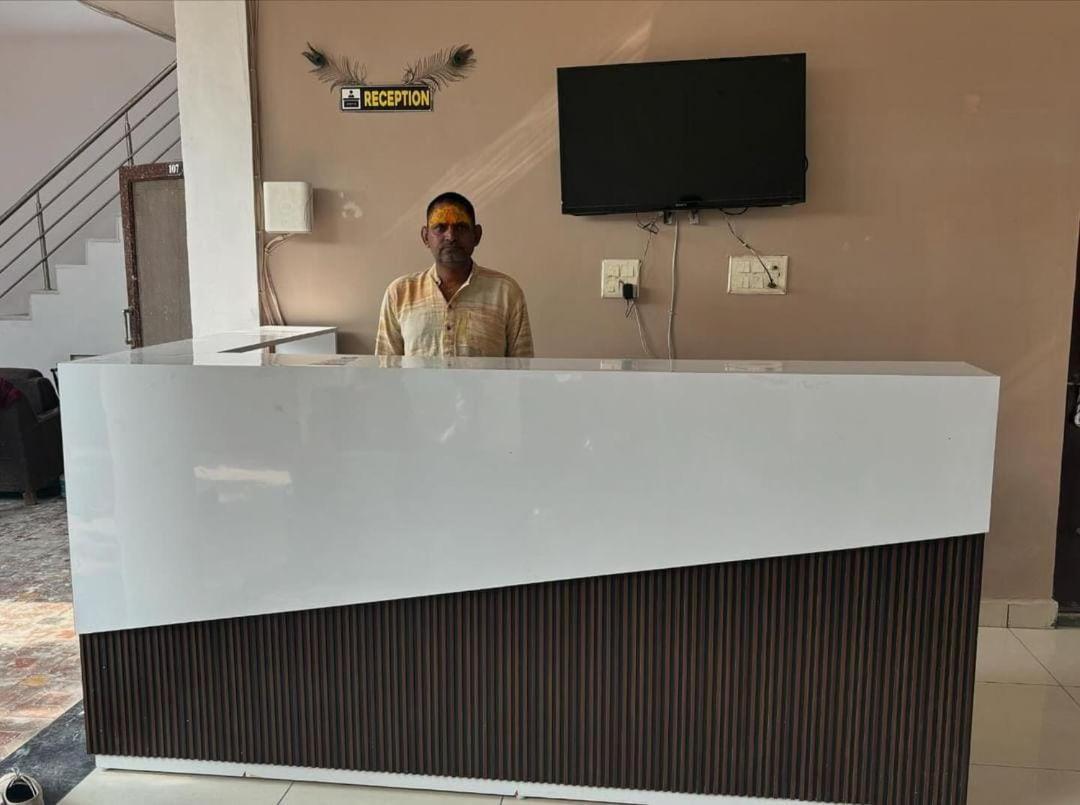 Maa Gayatri Dham Hotel วรินดาวัน ภายนอก รูปภาพ