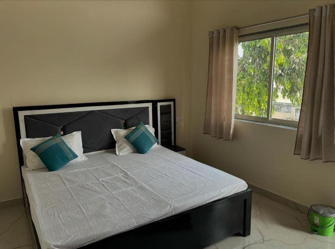 Maa Gayatri Dham Hotel วรินดาวัน ภายนอก รูปภาพ